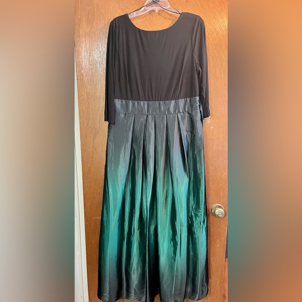 Beautiful Dillards ombré skirt with pockets!Worn 1x. Slips over your head.